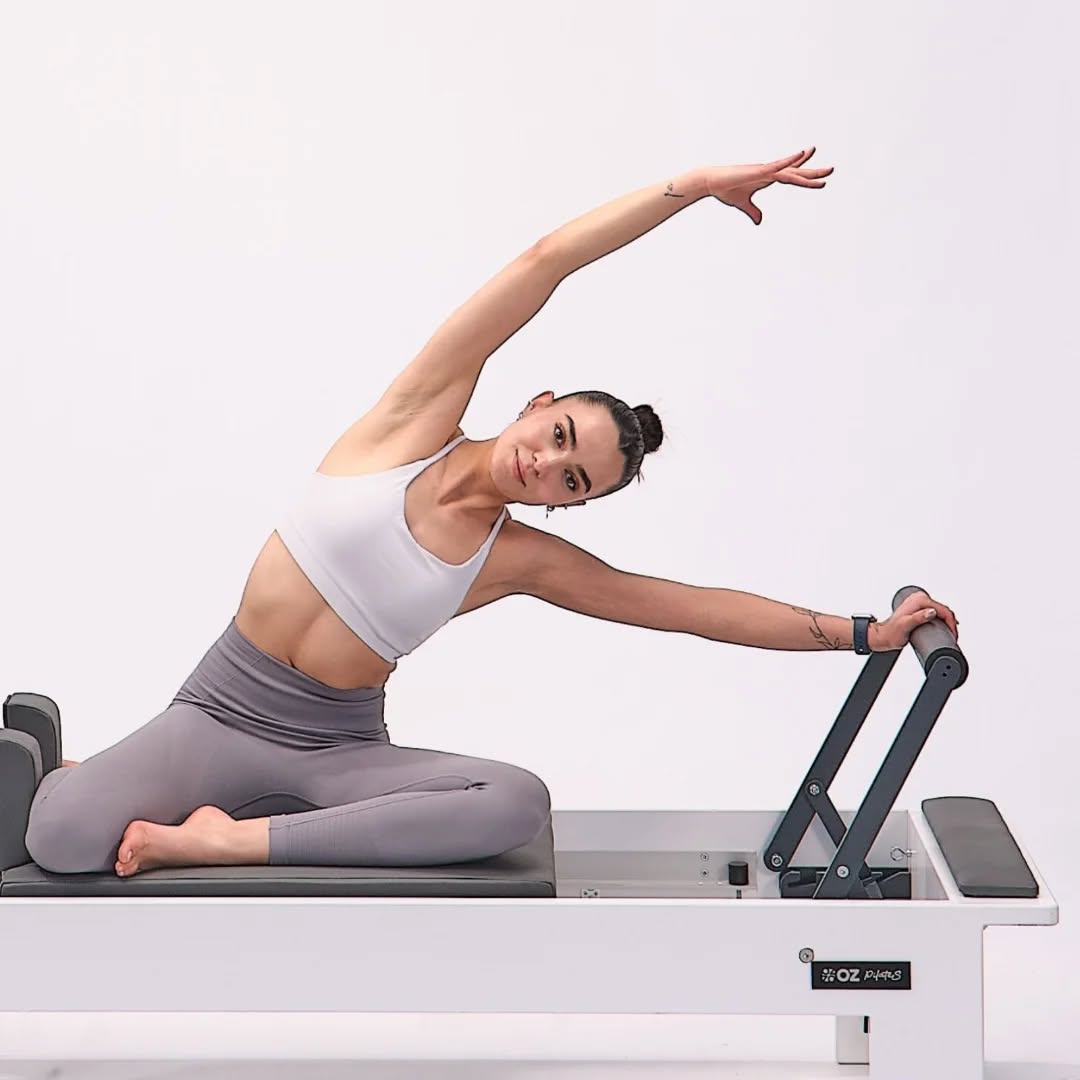 Pilates reformer egzersizi yapan kadın