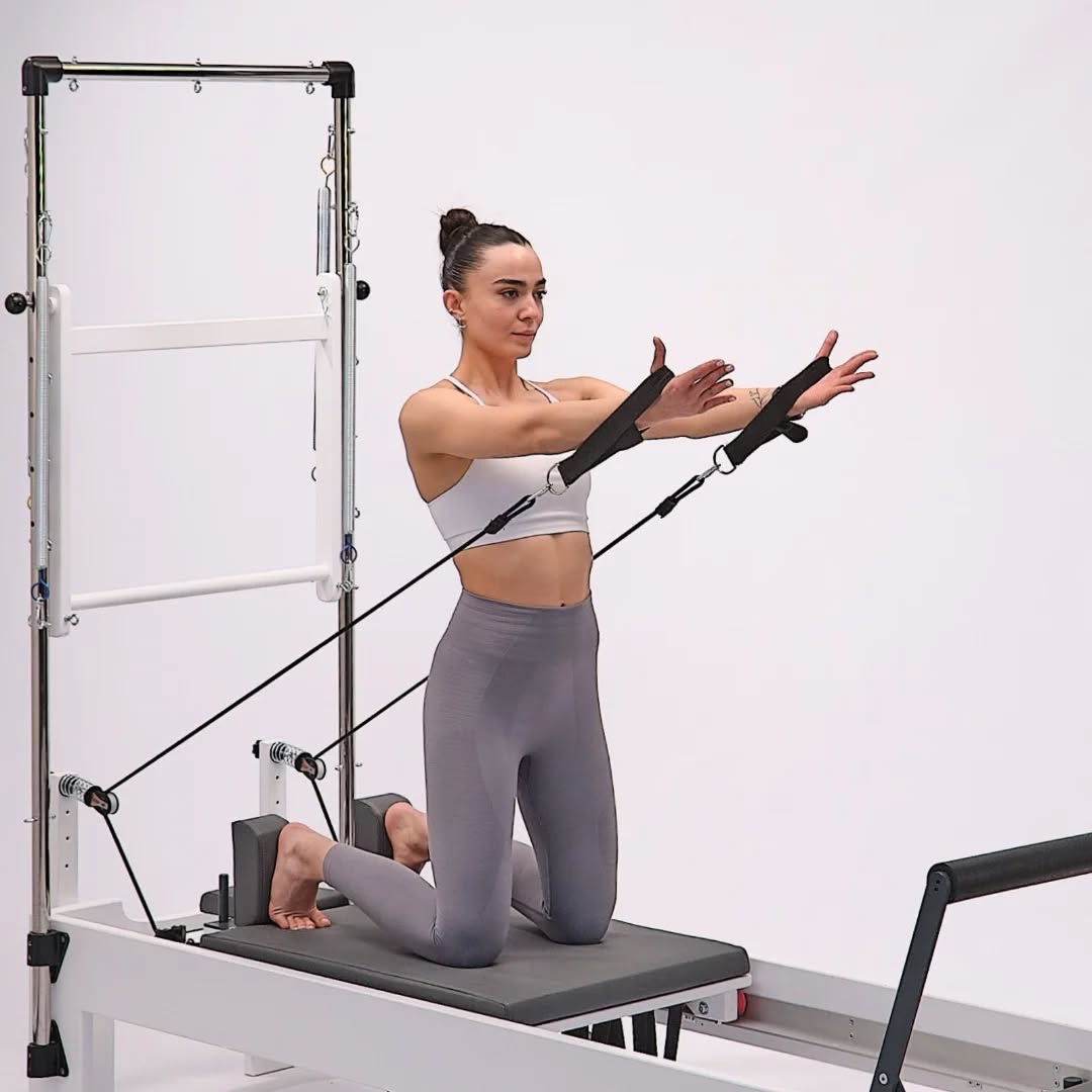 Pilates reformer egzersizi yapan kadın